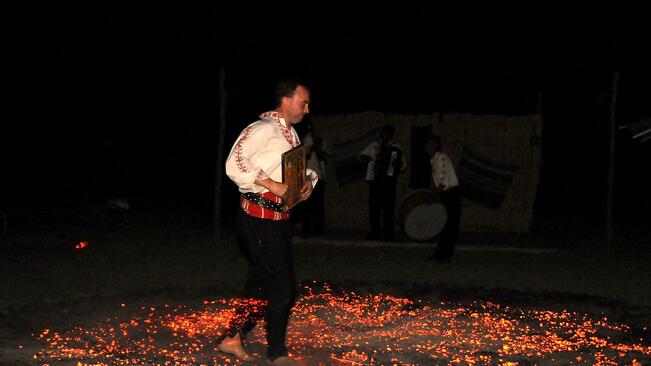 Нестинари танцуваха върху жарава пред хиляди зрители в село Българи
