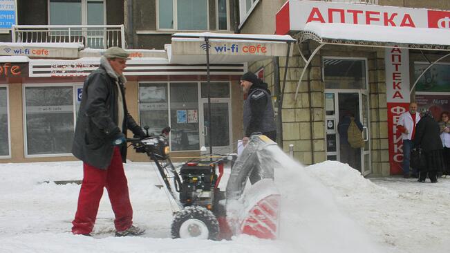 Малогабаритни машини почистват паркови алеи и тротоари