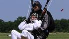 Осми парашутен скок за 78-годишна дряновка
