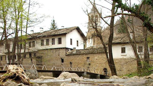 Отпадни води замърсява около Дряновски манастир?
