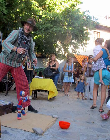 Улични артисти "превзеха" Самоводската чаршия