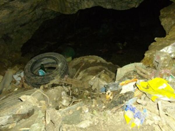 Ентусиасти почистиха пещера в Габрово