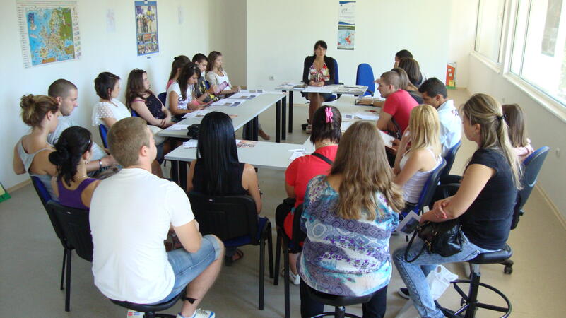 Студенти се "запознаха" с Европа в ОИЦ - Велико Търново