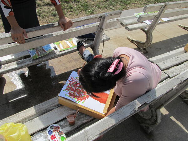 Деца от кризисен център рисуват на открито