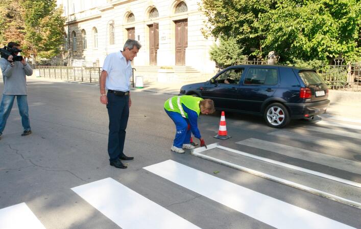 Заместник-кмет сам боядисва пешеходна пътека
