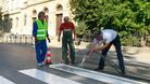 Заместник-кмет сам боядисва пешеходна пътека
