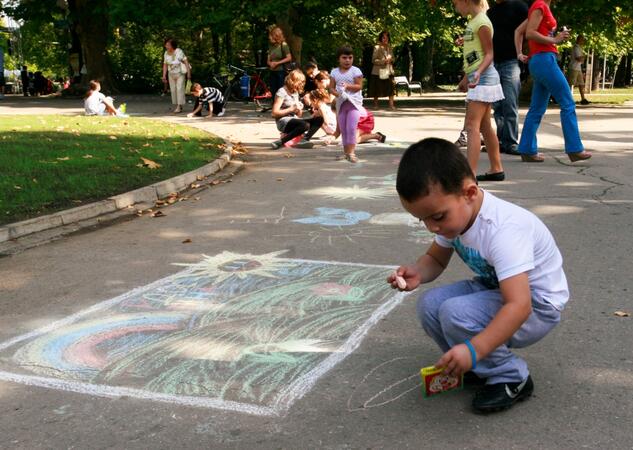 Деца и младежи рисуваха край Вазата
