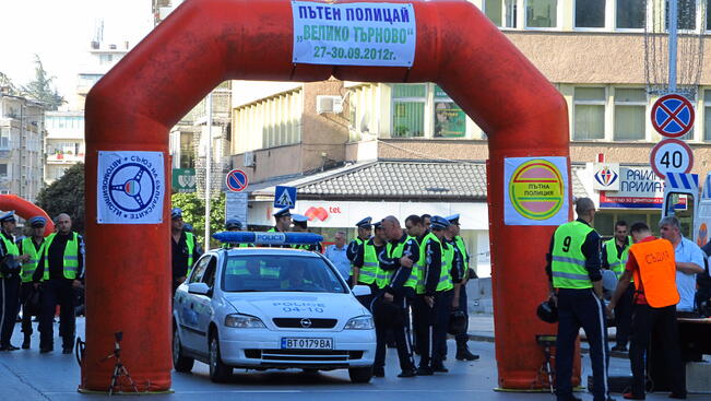 Атрактивни предизвикателства за полицаите в състезание
