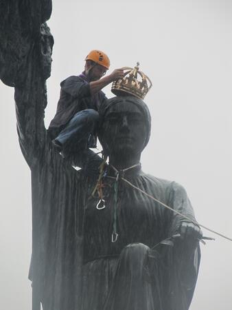 "Майка България" отново е с корона, но позлатена