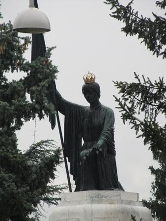 "Майка България" отново е с корона, но позлатена