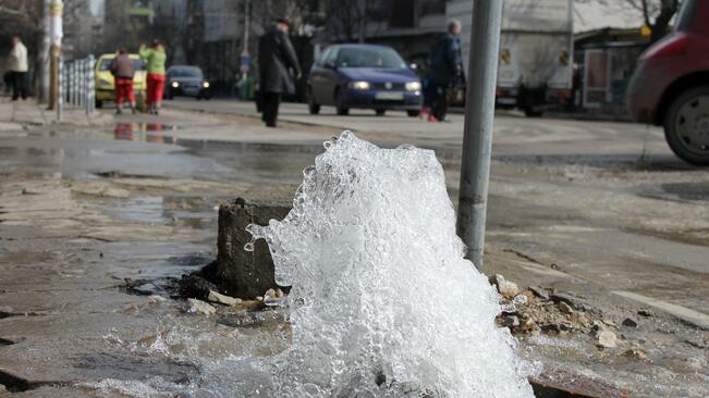 Спират водата на улица "Борис Денев"