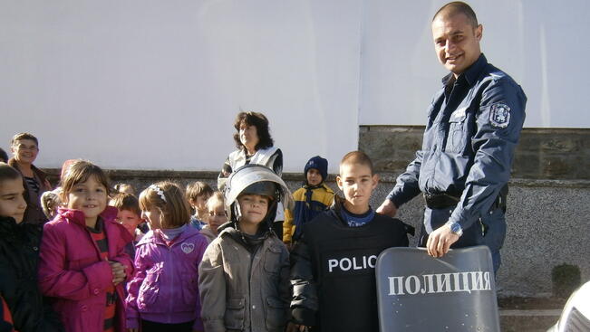 Еленските полицаи празнуваха с малчугани