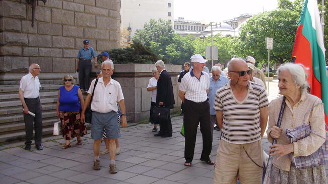 Пенсионери стачкуваха пред НС