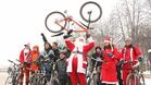 Дядо Коледа идва на колело
