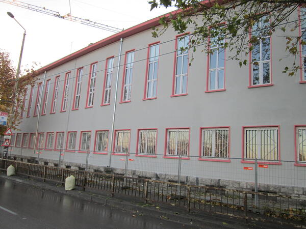 Дянков реже лента на ремонтирана гимназия
