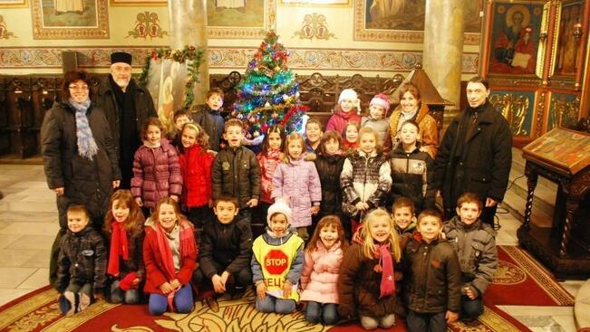 Деца украсяваха елхи в църкви
