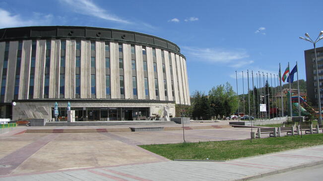 Билетите за утрешния мач вървят като топъл хляб
