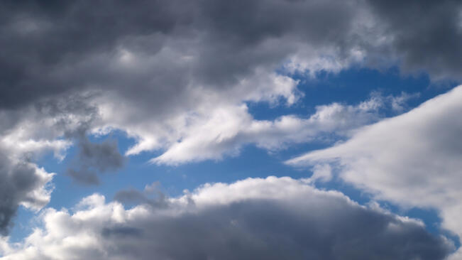 Топло, с висока облачност