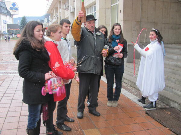 Доброволци от 5 общини обичаха с "валентинки"
