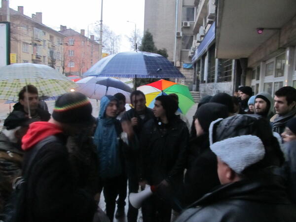 Протестиращите в Търново излязоха с искания