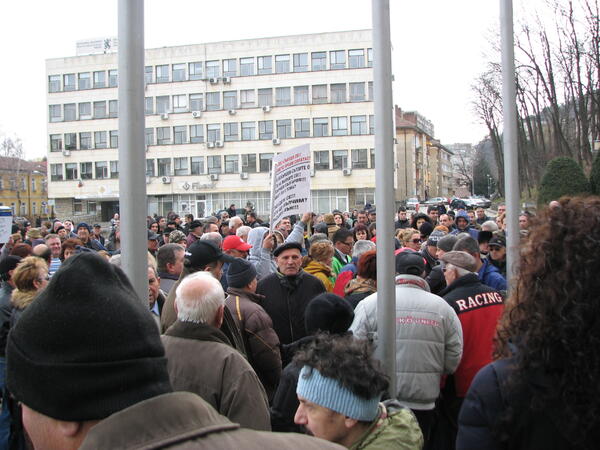 Едва стотина протестираха в Габрово