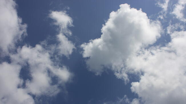 Облачен и топъл осмомартенски ден