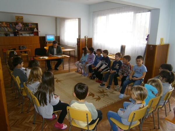 Деца четоха приказки на общинари