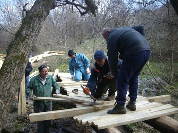 Доброволци градят мостчета по екопътека