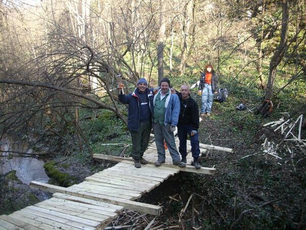 Доброволци градят мостчета по екопътека