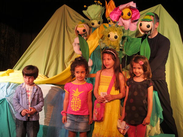 „Великденска приказка“ разказа Театър „Весел“ + ВИДЕО
