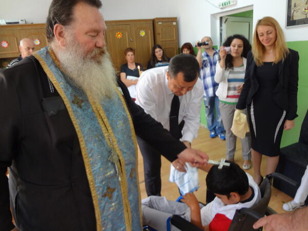 Покръстиха 41 деца от Дома в Михалци