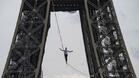 Френски акробат мина по въже над река Сена в Париж