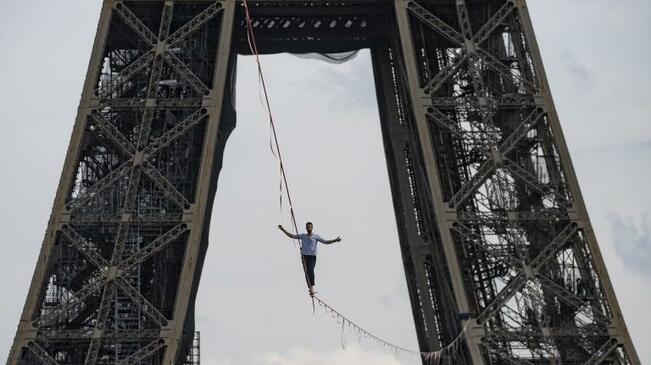 Френски акробат мина по въже над река Сена в Париж