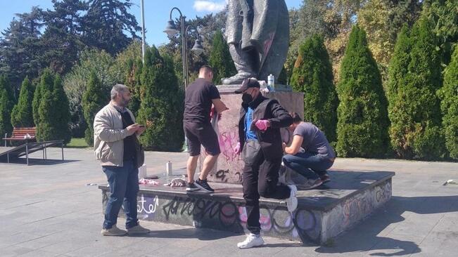 БРАВО! Български младежи почистиха паметника на Гоце в Скопие