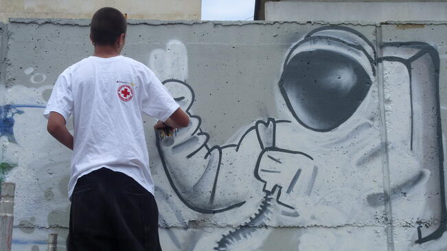 Ловеч, изобразен в графити на доброволци

