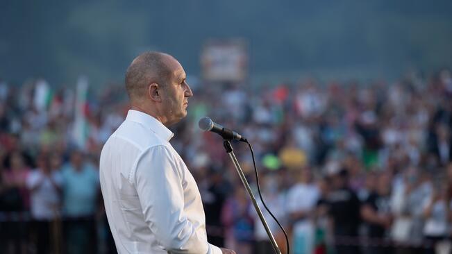 Социолог: Възможно е президентът Радев изведнъж да скочи, той постъпва военно
