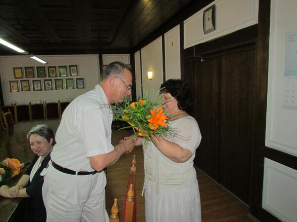 Абитуриентка с плакет от кмета 