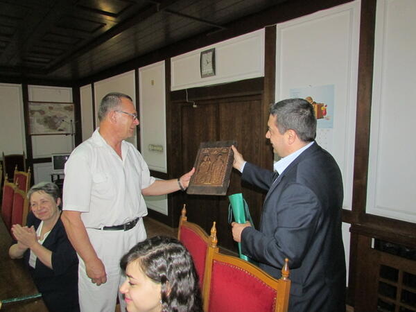 Абитуриентка с плакет от кмета 