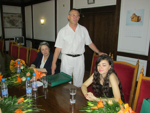 Абитуриентка с плакет от кмета 