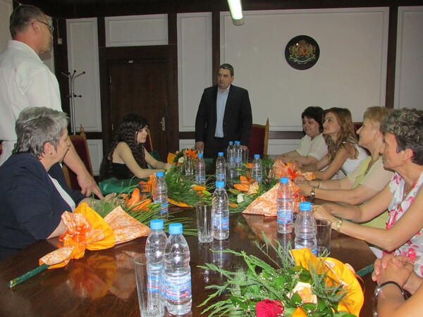 Абитуриентка с плакет от кмета 