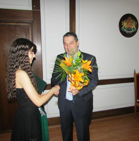 Абитуриентка с плакет от кмета 