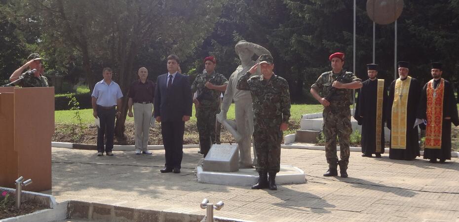 Русе се сдоби с нов войнишки паметник