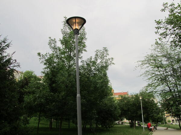 Лампи в парк светят и през деня
