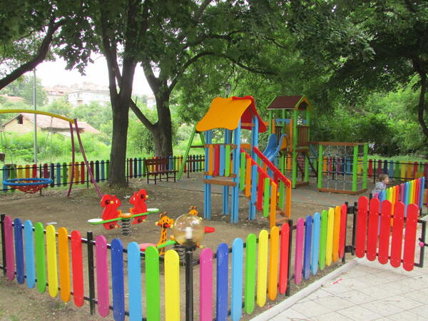 Нови две детски площадки в Горна Оряховица