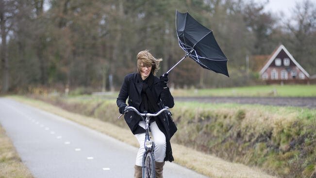 Студен атмосферен фронт ще мине над страната