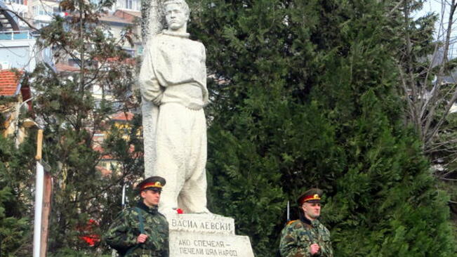 България чества 176 г. от рождението на Левски